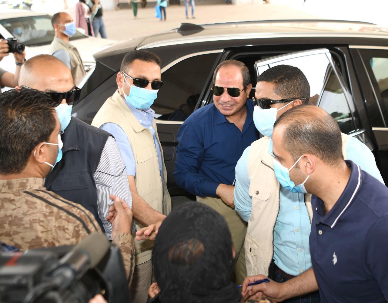 الرئيس السيسى يتحدث مع مواطنين ويستعلم عن أحوالهم بجولته فى شرق القاهرة (3)