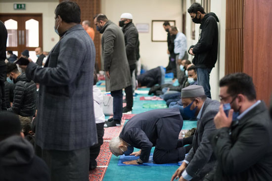 خان يصلي في مسجد شرق لندن