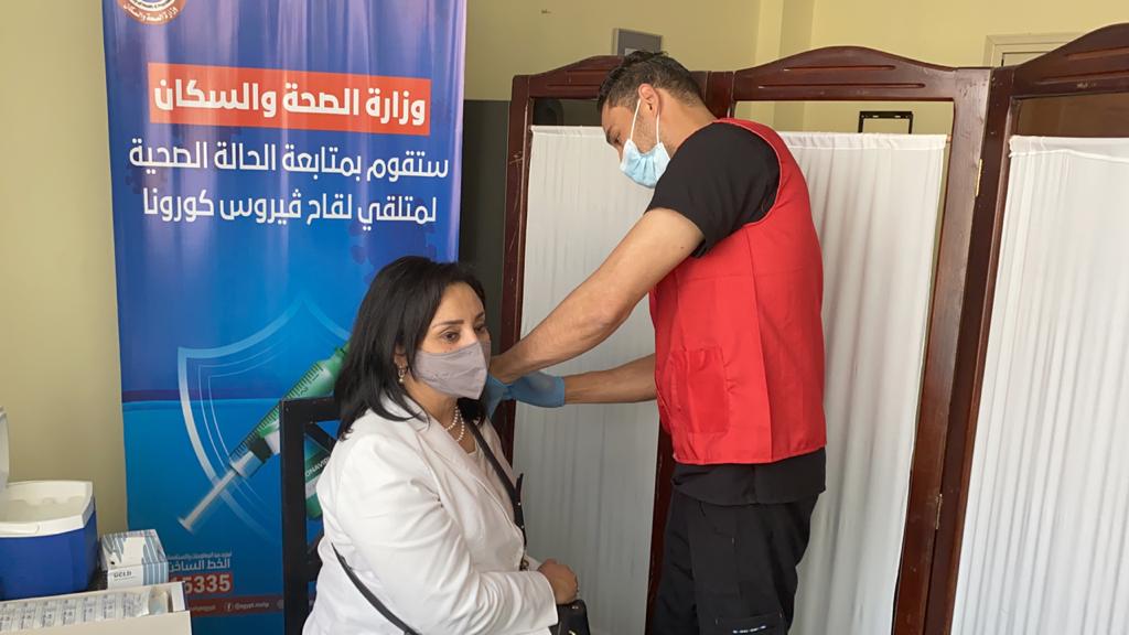 نائب وزير السياحة تتلقى تطعيم لقاح فيروس كورونا