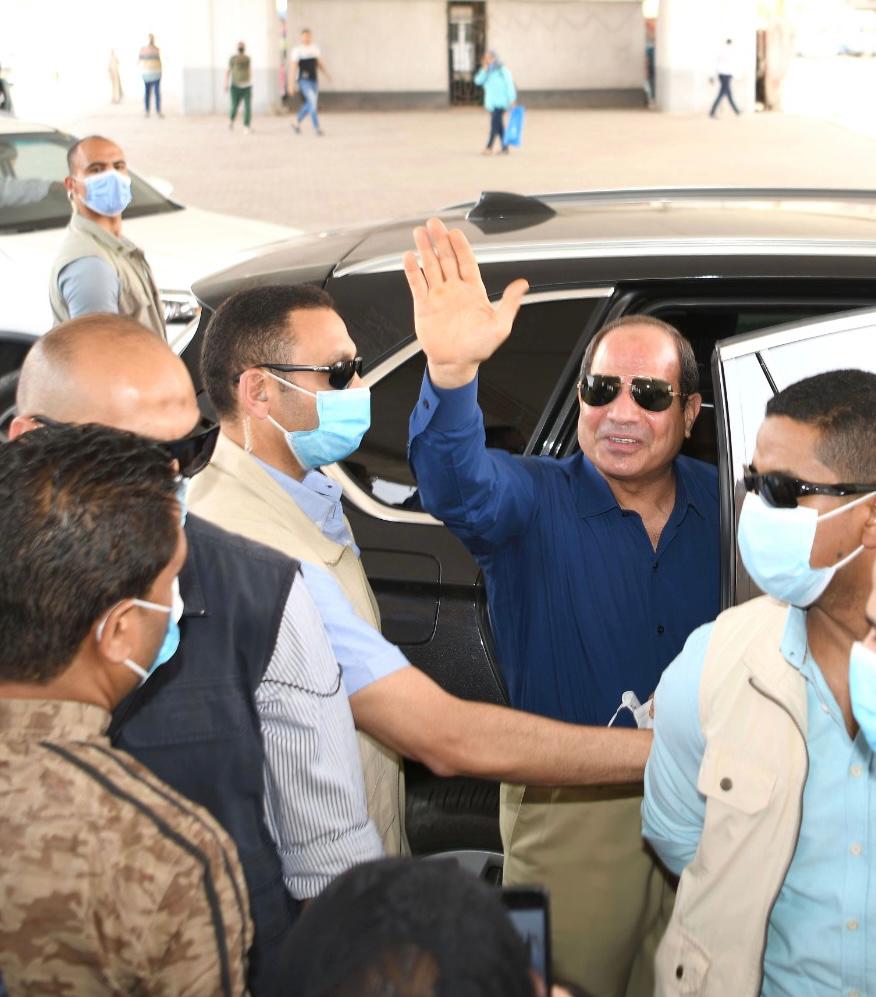 الرئيس السيسى يتحدث مع مواطنين ويستعلم عن أحوالهم بجولته فى شرق القاهرة (1)