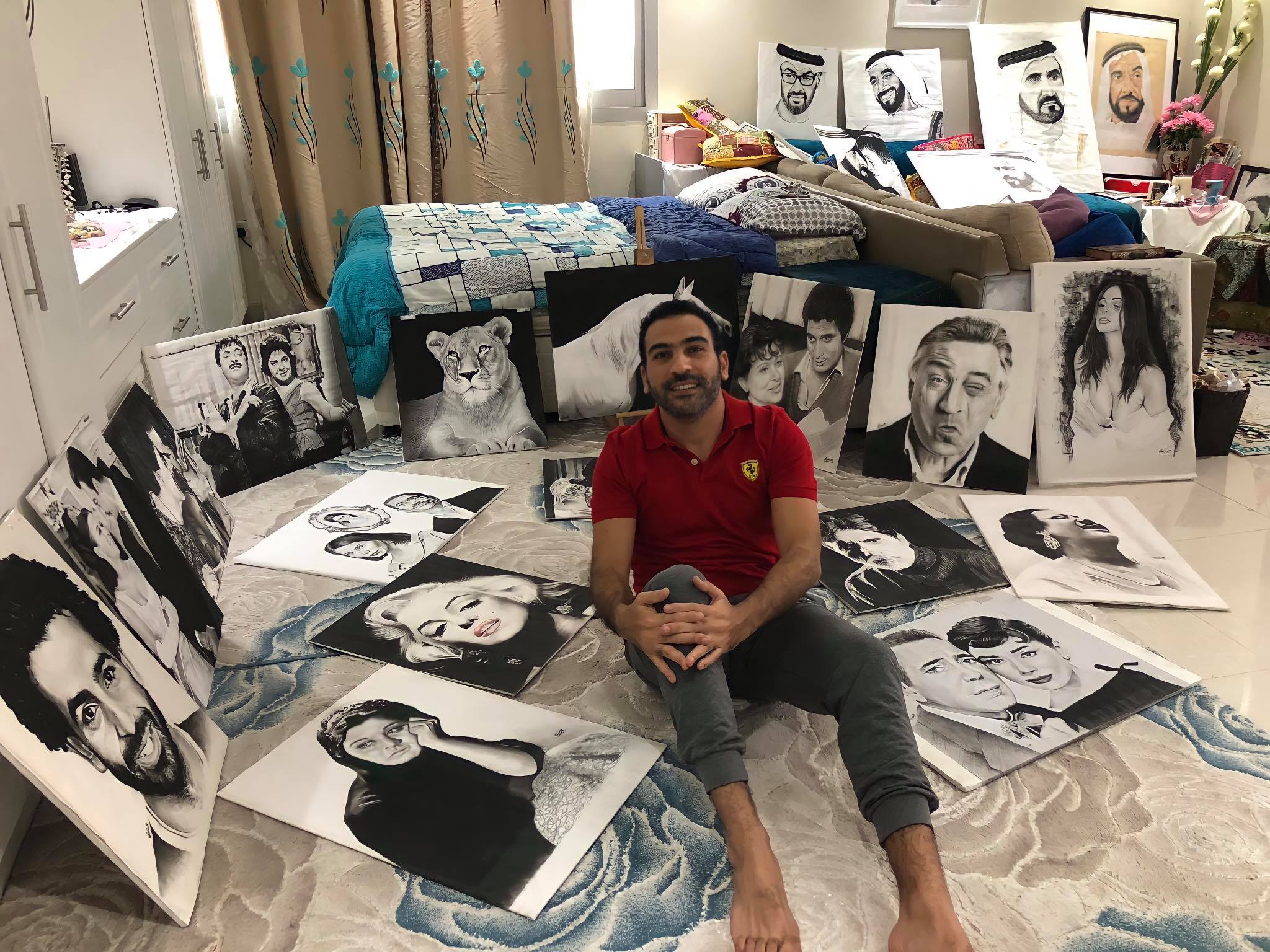 احمد سامي مع لوحاته