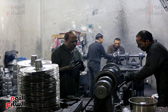 العمال فى مصنع تصنيع الحلل الألومنيوم