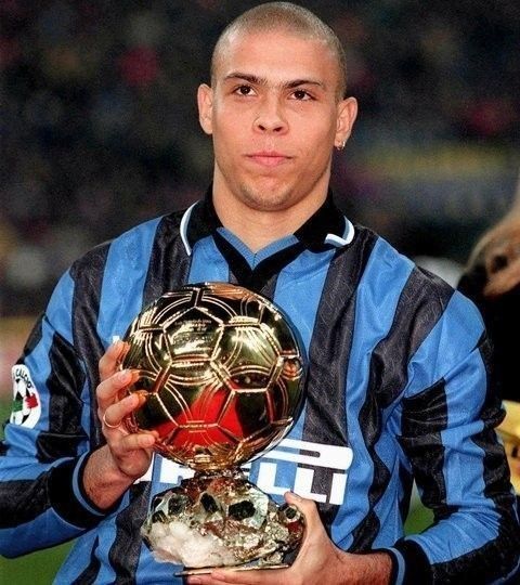 رونالدو يحمل الكرة الذهبية 1997