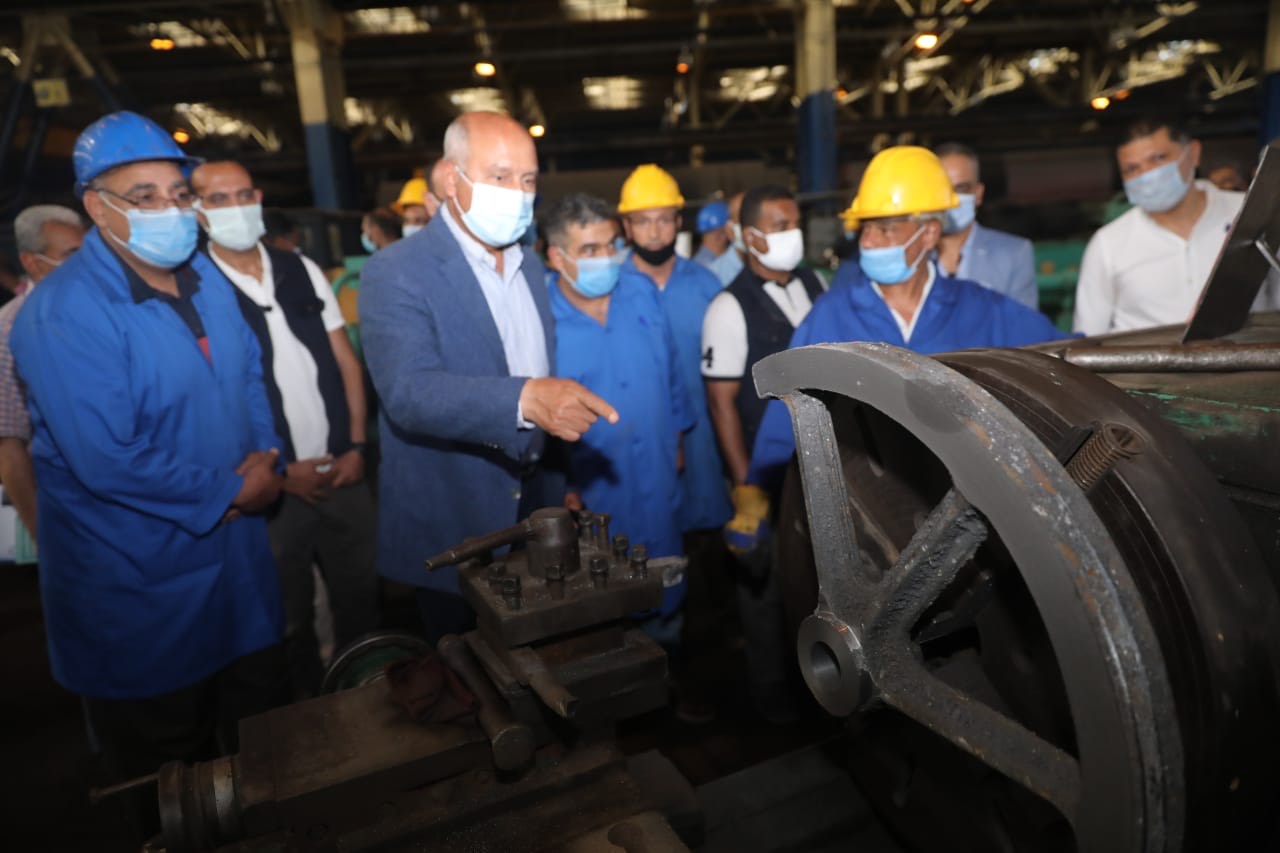 جولة لوزير النقل فى ورش صيانة قطارات البضائع بجبل الزيتون بالإسكندرية (3)