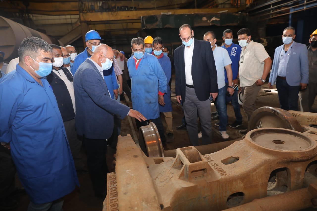 جولة لوزير النقل فى ورش صيانة قطارات البضائع بجبل الزيتون بالإسكندرية (1)