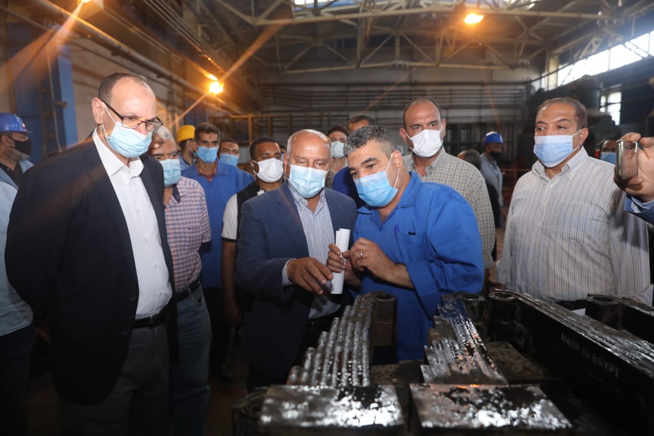 جولة لوزير النقل فى ورش صيانة قطارات البضائع بجبل الزيتون بالإسكندرية (4)