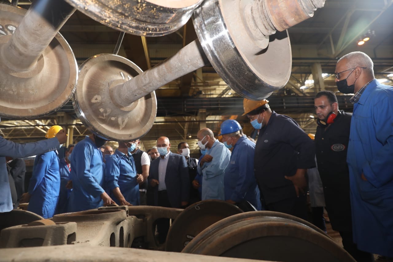 جولة لوزير النقل فى ورش صيانة قطارات البضائع بجبل الزيتون بالإسكندرية (2)