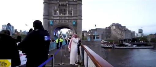 الاذان على جسر لندن لافطار المسلمين