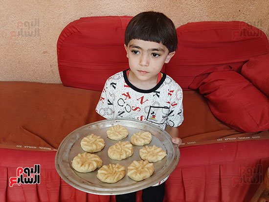 الطفل-محمد-يشارك-فرحة-أجواء-تصنيع-الكحك