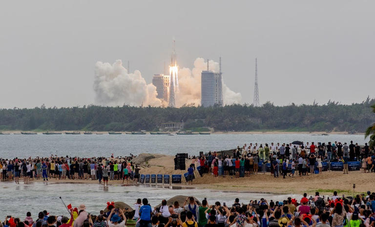 الصاروخ الصينى لونج مارش 5 بي- اثناء انطلاقه