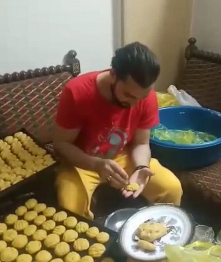 ياسين يصنع كحك العيد (2)