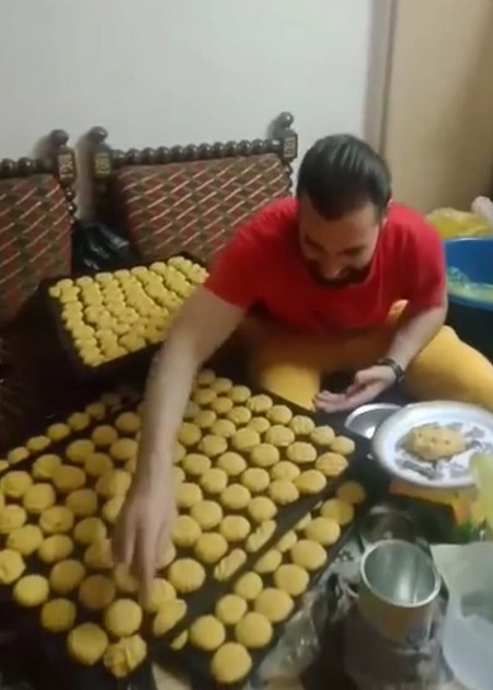 ياسين يصنع كحك العيد (1)