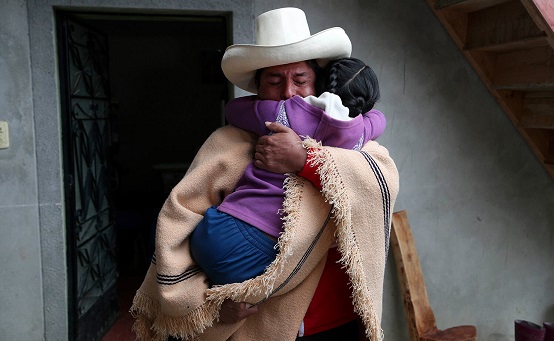 المرشح الرئاسي بيدرو كاستيلو  يحتضن ابنته