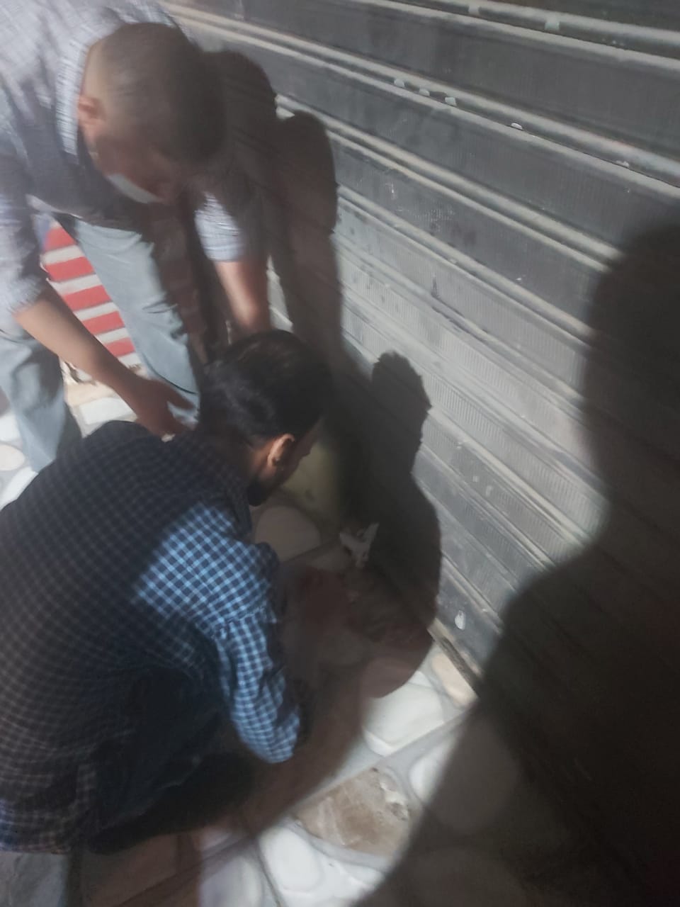 غلق المحلات المخالفة لمواعيد الإغلاق بسبب كورونا