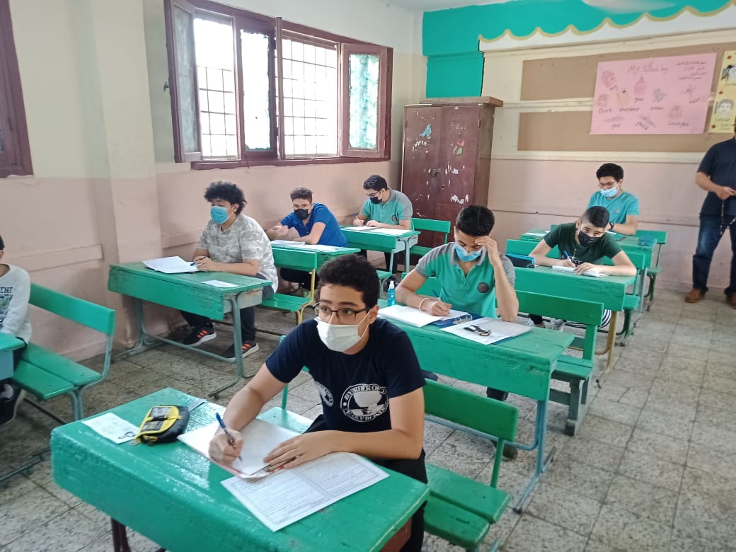 طلاب الشهادة الإعدادية يؤدون الامتحانات
