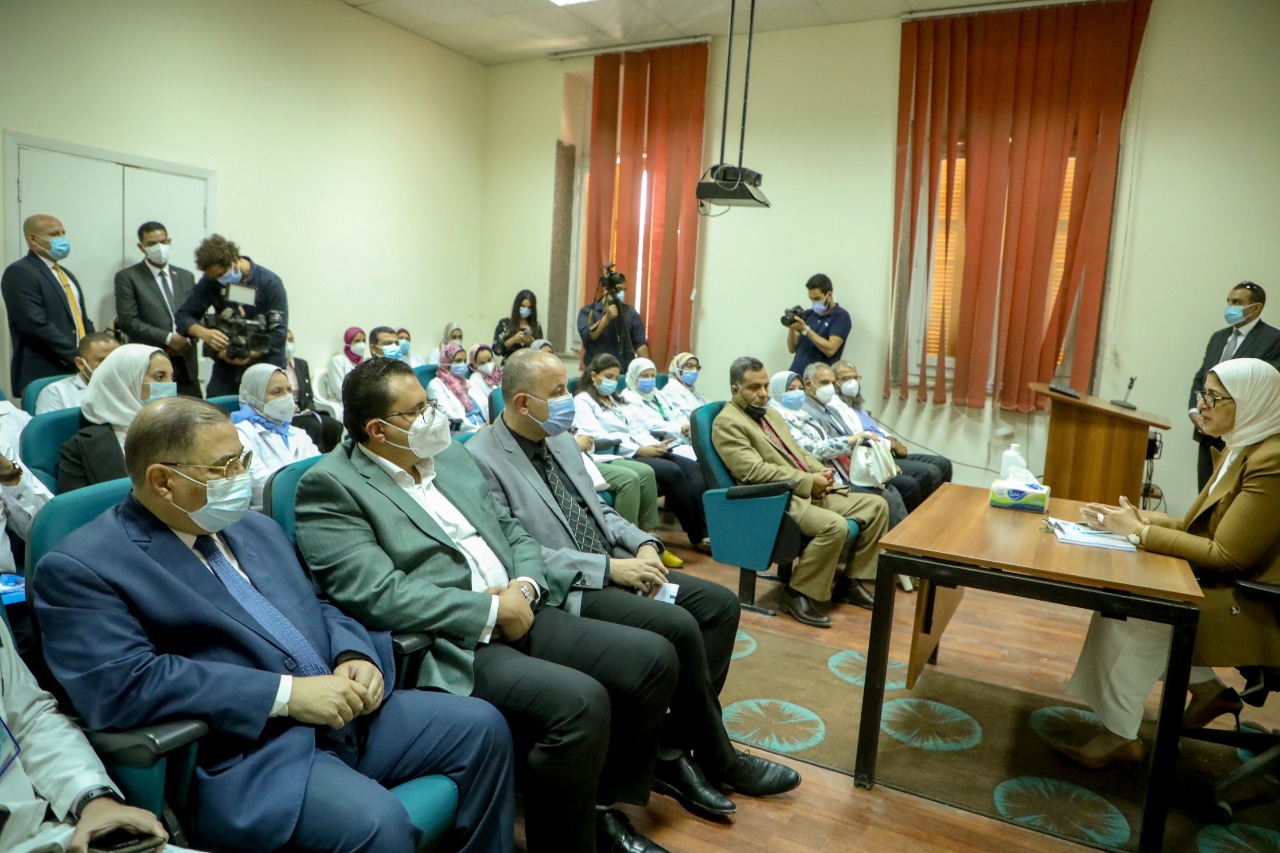 وزيرة الصحة خلال لقاء الفرق الطبية وأطباء الزمالة المصرية المدربين والمتدربين