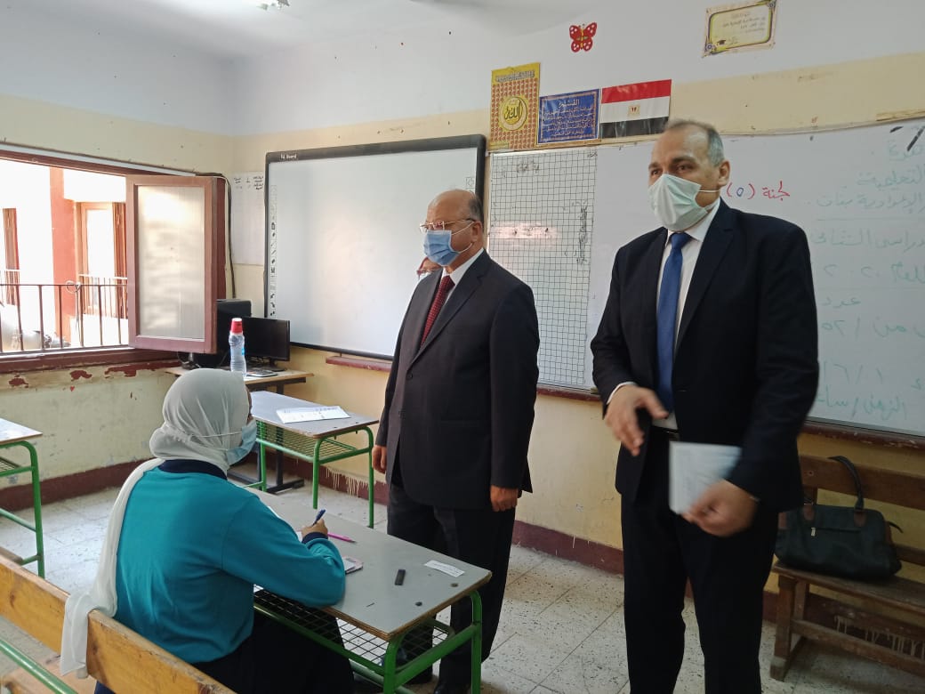 محافظ القاهرة خلال تفقد امتحانات الشهادة الإعدادية