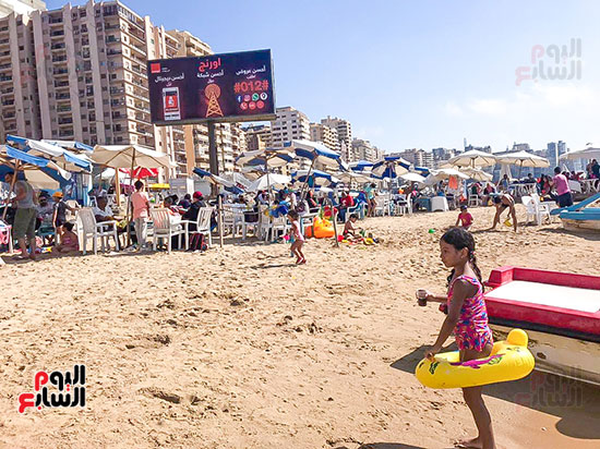 الاطفال يلعبون على شواطئ الاسكندرية (1)