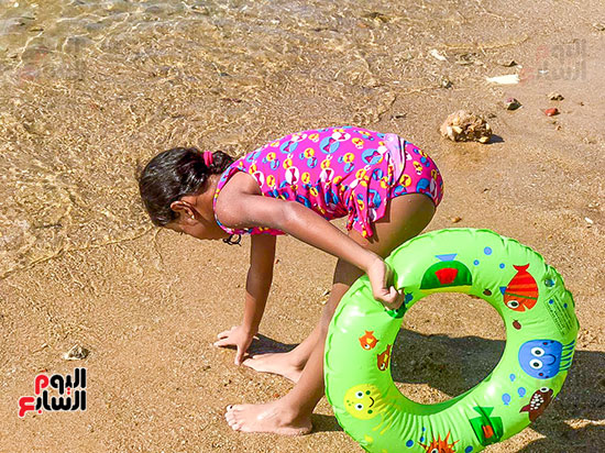 طفلة تلعب على الشاطئ