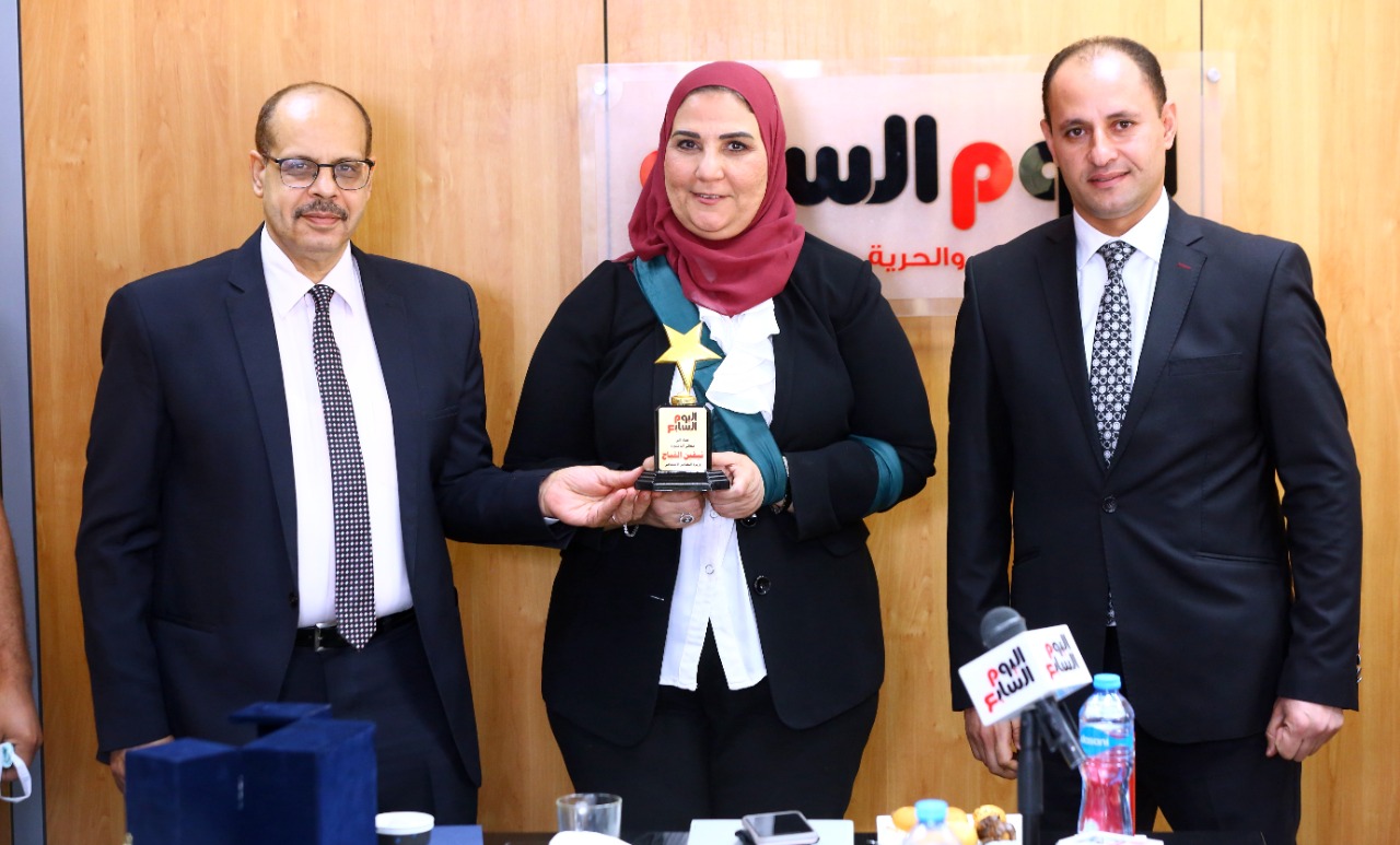 الكاتب الصحفى أكرم القصاص يهدى وزيرة التضامن درع مؤسسة اليوم السابع