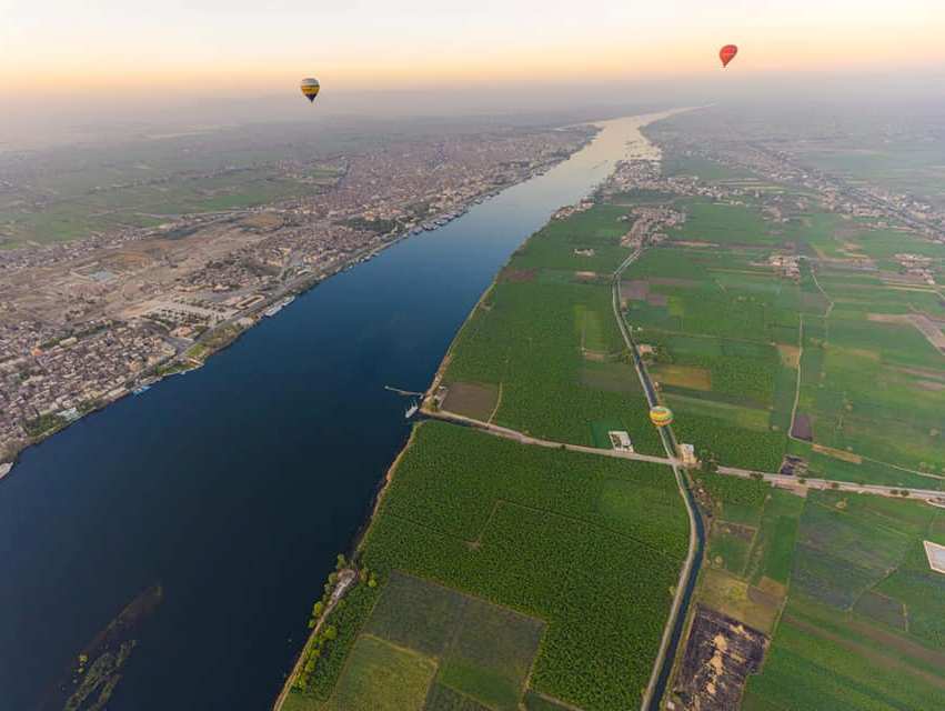 شريط نهر النيل يقسم الاقصر من الأعلى