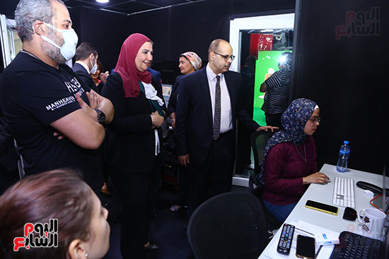 وزيرة التضامن برفقة رئيس التحرير داخل استوديو  تلفزيون اليوم السابع
