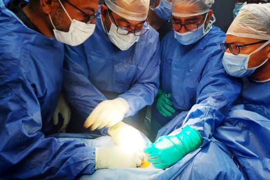 فريق-جراحة-العظام-بالفيوم-ينجح-فى-استخراج-آلة-حادة-بعنق-طفل-بسبب-مشاجرة-(1)
