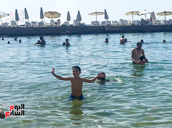الاطفال يلعبون على شواطئ الاسكندرية (3)