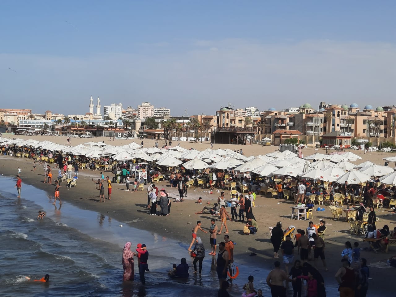 زحام على شاطئ بورسعيد اليوم الجمعه