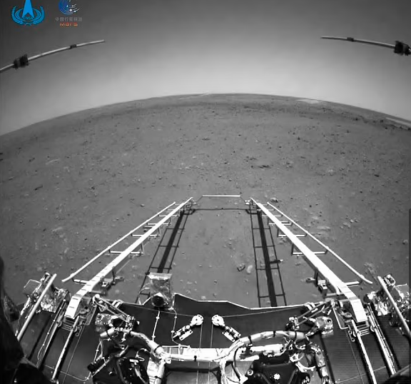مستكشف الصين على سطح المريخ بالابيض والأسود