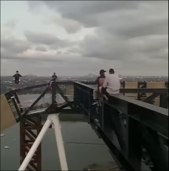 شباب يتسلقون مبنى شاهق في سيدنى بأستراليا (2)
