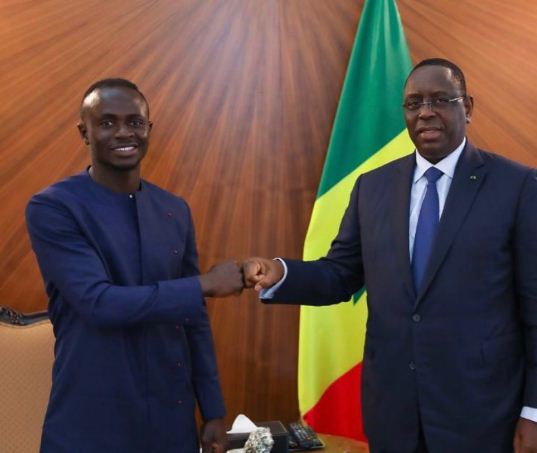 ساديو مانى ورئيس السنغال خلال اللقاء