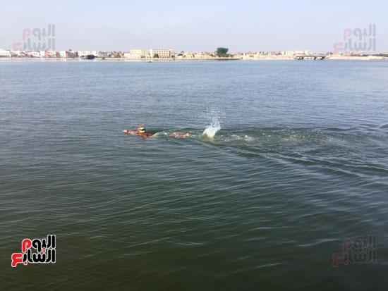 السباح-العالمى-سيد-الباروكى-يعبر-قناة-السويس--(1)