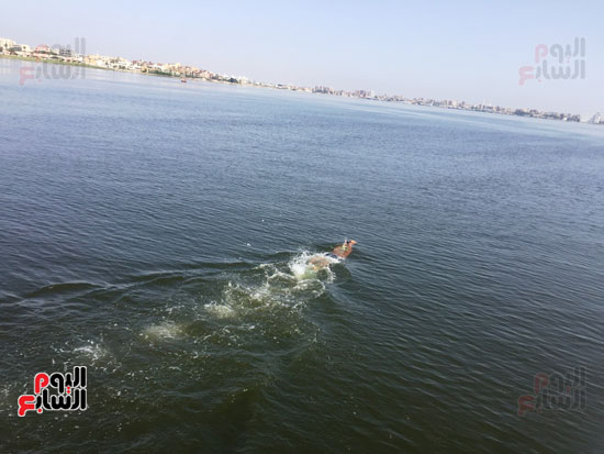 السباح-العالمى-سيد-الباروكى-يعبر-قناة-السويس--(3)