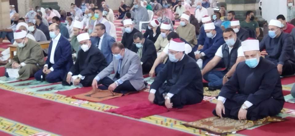 وزير الأوقاف يؤدى صلاة الجمعة بمسجد أبو العباس (4)
