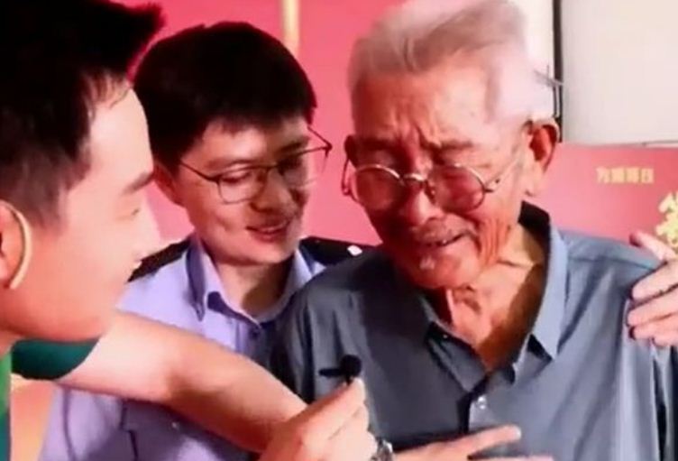 العجوز الصيني يبكى