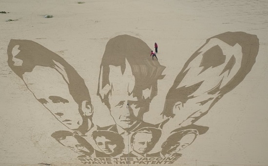 عملاً عملاقًا من الرمال يصور قادة مجموعة السبع