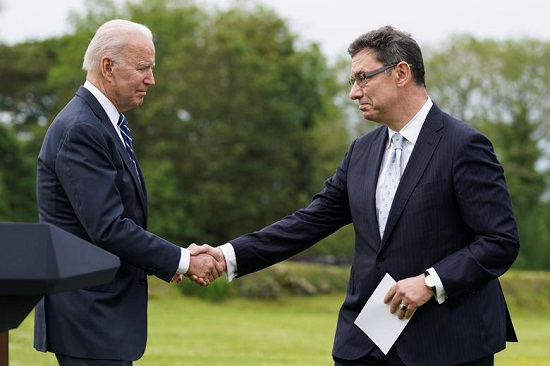 الرئيس جو بايدن يصافح الرئيس التنفيذي لشركة فايزر