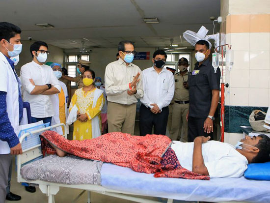رئيس وزراء ولاية ماهاراشترا أودهاف ثاكيراي يزور المصابين