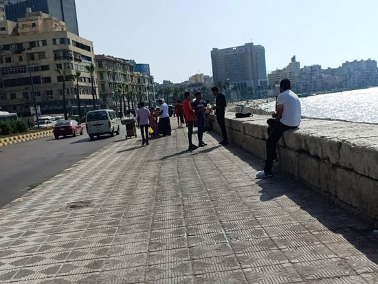 أحد-الشباب-يجلس-على-الكورنيش أحد-الشباب-يجلس-على-الكورنيش