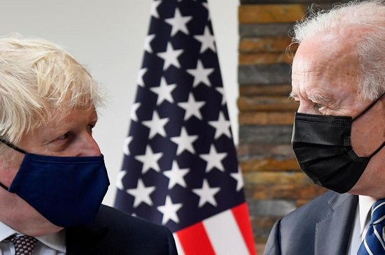 الرئيس جو بايدن وبوريس جونسون يطلعان على الوثائق المتعلقة بميثاق الأطلسي