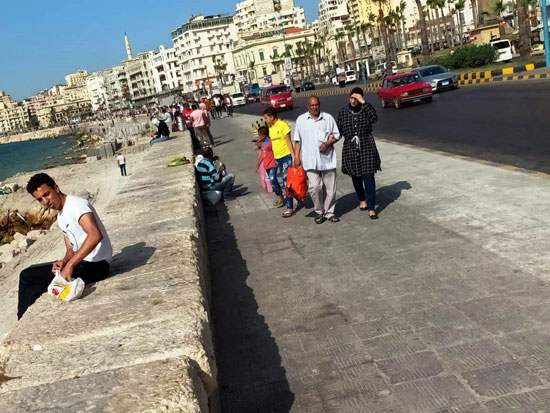 الأهالى-يمشون-على-الكورنيش الأهالى-يمشون-على-الكورنيش