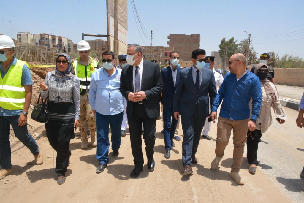 المحافظ يتفقد المشروع المحافظ يتفقد المشروع