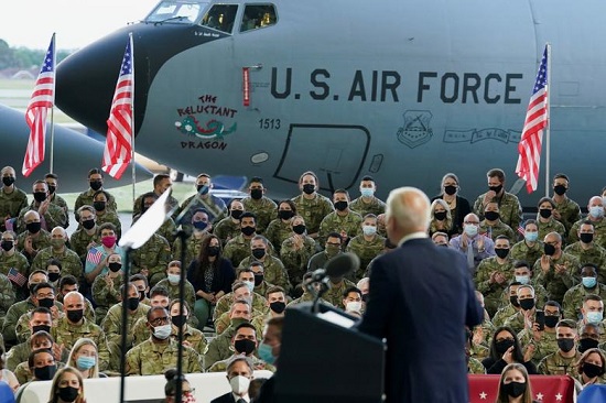 الرئيس جو بايدن يلقي ملاحظات إلى أفراد القوات الجوية