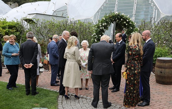 زوجة الرئيس الأمريكي اختارت ارتداء معطف تانش تان في المناسبة المسائية.