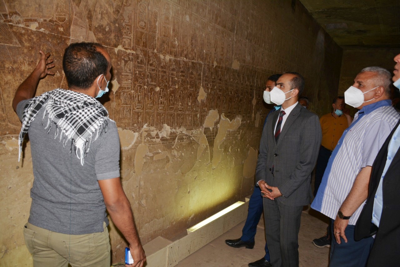 نائب المحافظ يتفقد النقوش الفرعونية بمعبد سيتى