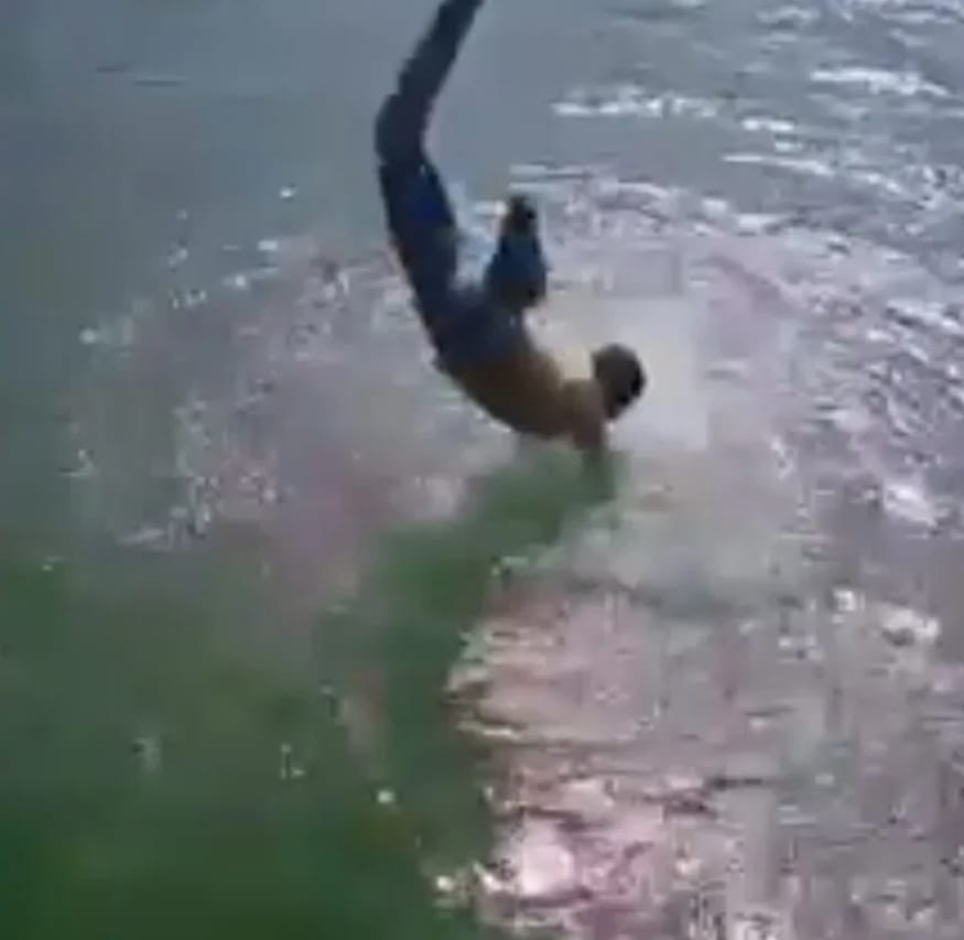 قفز أحد الشاباب خلفة لأنقاذ الطفل من الغرق