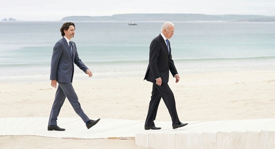 رئيس وزراء كندا جاستن ترودو وبايدن يسيران على طول الممر