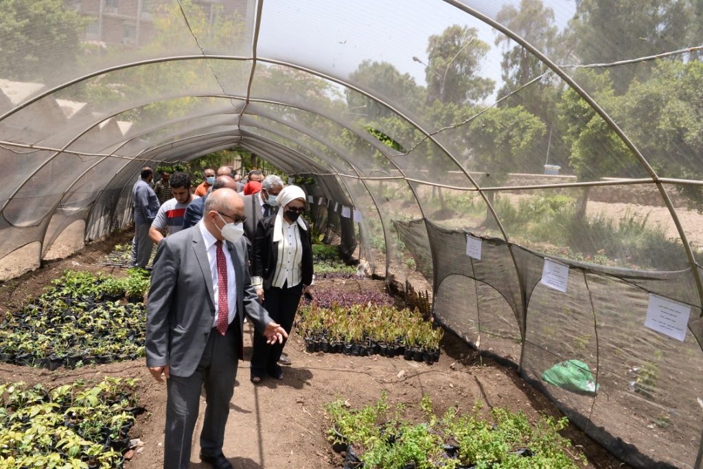 رئيس جامعة اسيوط يتفقد صوبة نباتات الزينة وتدريب الطلاب (8)