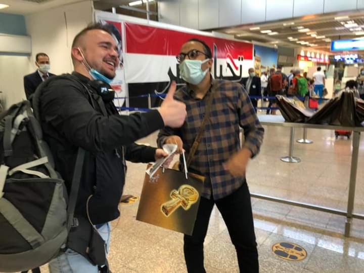 أحد السائحين الايطاليين بعد تسليمه الهدايا